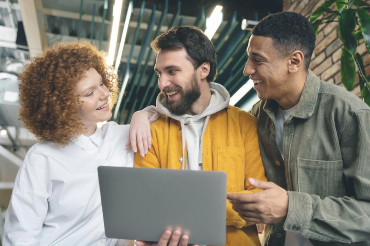Formation en automatisation financière avec des professionnels travaillant sur des outils numériques