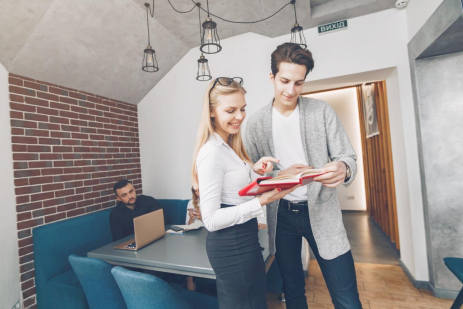 Analyse détaillée de projets d'automatisation financière sur écran d'ordinateur