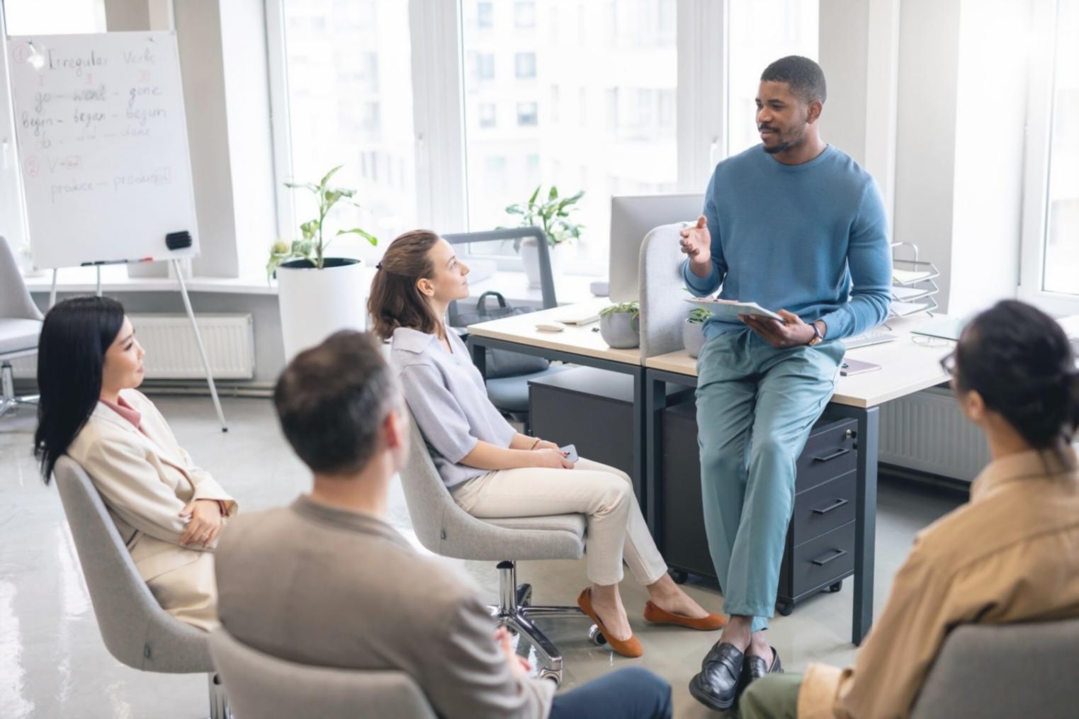 Expert en automatisation financière analysant des processus métier sur ordinateur