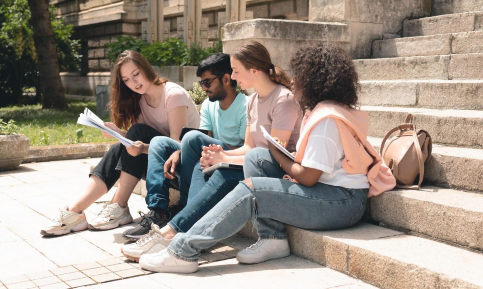 Équipe travaillant avec tableaux de bord automatisés